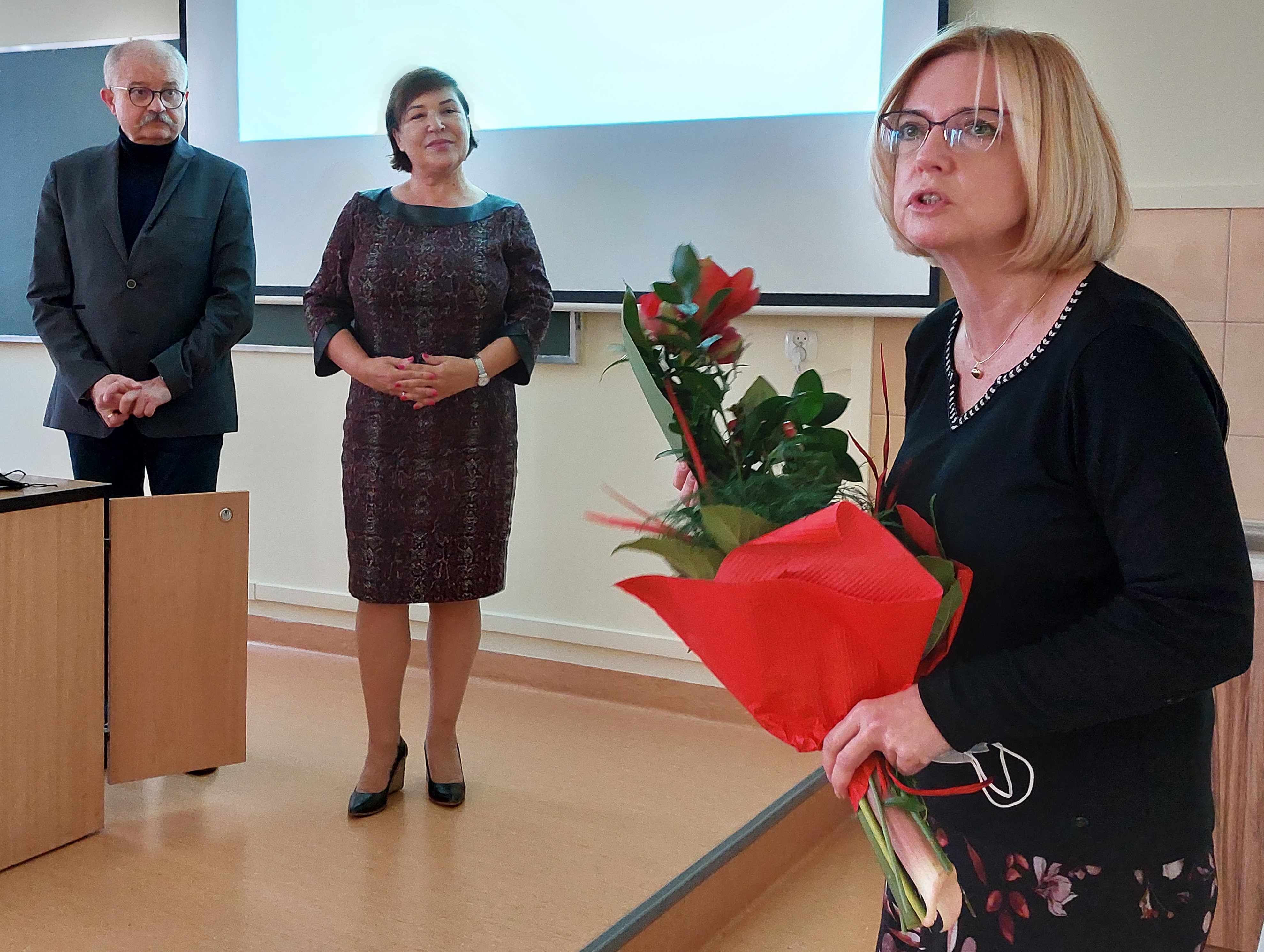 Dr Iwona Kiniorska przyjmuje gratulacje z okazji habilitacji, Prof. Wioletty Kamińskiej